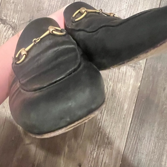 Gucci Black Leather Women's Loafers with Gold Accent - Picture 3 of 6